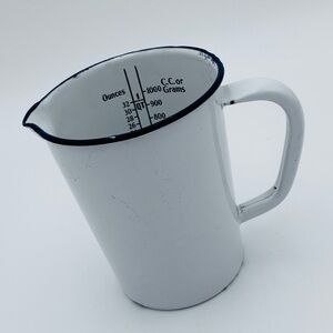 White Farmhouse Porcelain Enamelware Metal Pitcher Measuring Cup 32oz / 1 Qt Vtg